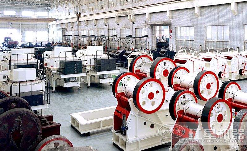 車(chē)間整齊排放的各類(lèi)碎石機(jī)器