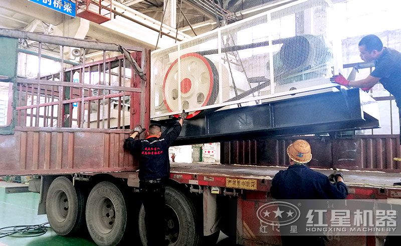 對輥破碎機車間裝車發(fā)貨