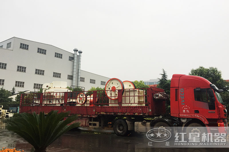 紅星750鄂破機裝車發(fā)貨現(xiàn)場