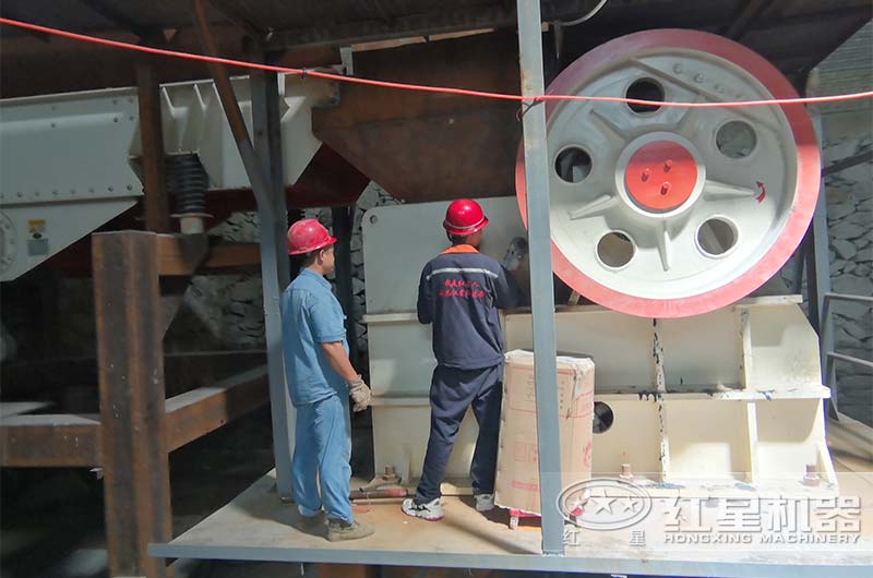 大型顎式破碎機(jī)現(xiàn)場維護(hù)
