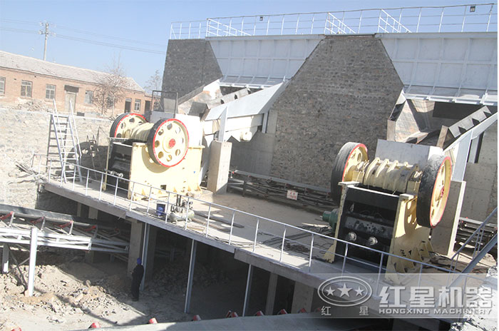 顎式石子機現(xiàn)場