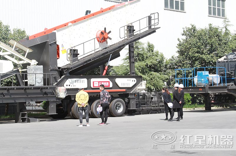 用戶來廠參觀移動式制砂機(jī)