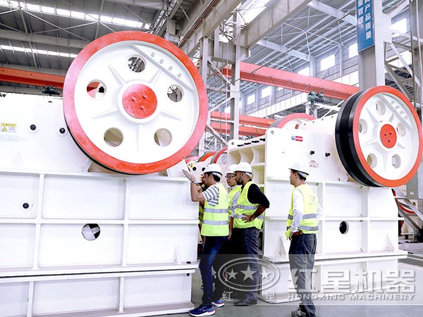 客戶前來(lái)參觀考察顎式破碎機(jī)設(shè)備
