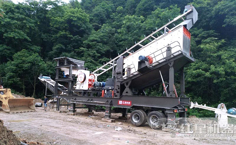 移動(dòng)碎石機(jī)現(xiàn)場