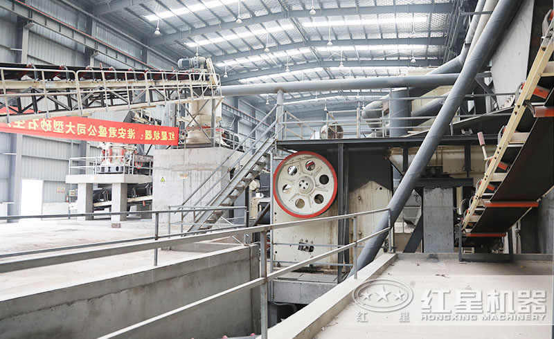 顎式破石機現(xiàn)場
