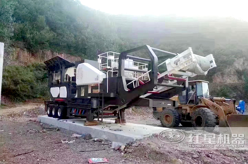 移動顎式破碎機(jī)現(xiàn)場實拍