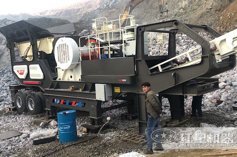 移動式破碎機處理建筑垃圾現(xiàn)場