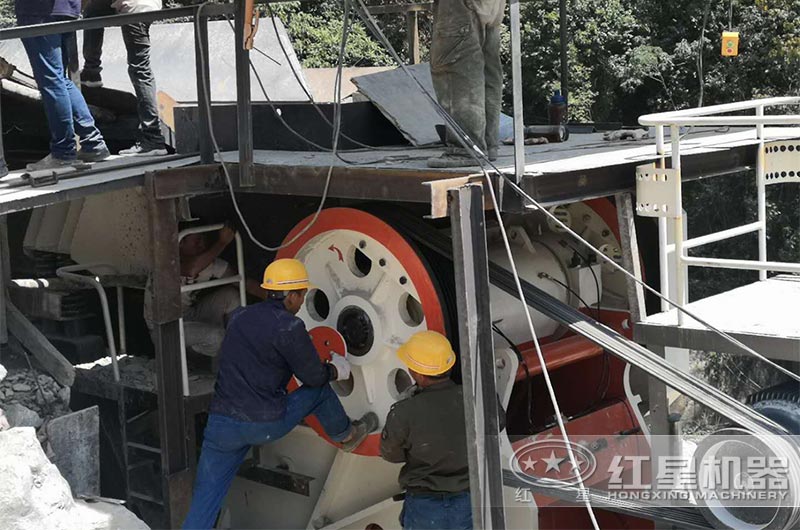 大型顎式破碎機(jī)現(xiàn)場(chǎng)