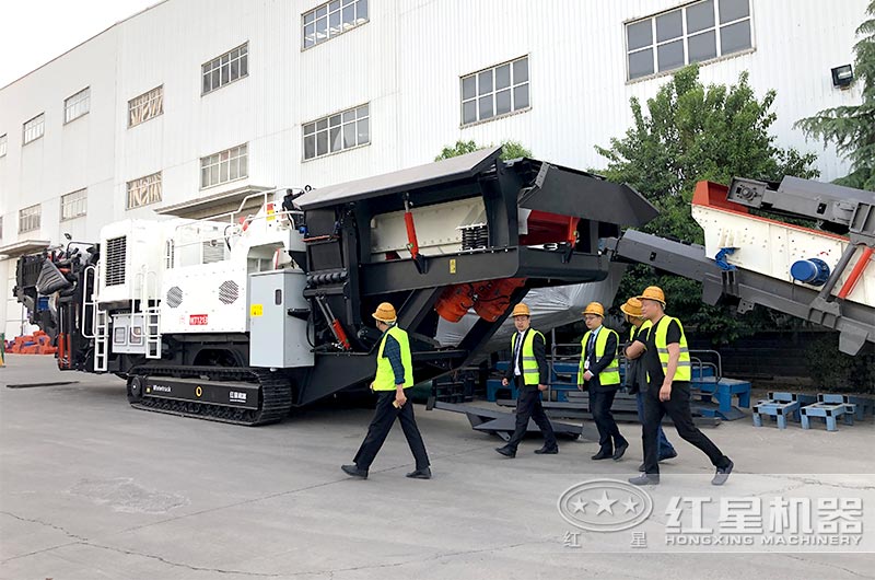 客戶來廠考察帶發(fā)電機移動式碎石機設備