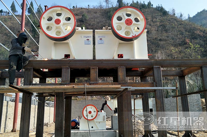 顎式破碎機(jī)加細(xì)顎破碎機(jī)安裝現(xiàn)場(chǎng)