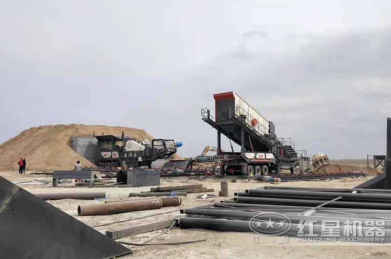 移動(dòng)式破碎機(jī)處理鐵礦石安裝現(xiàn)場