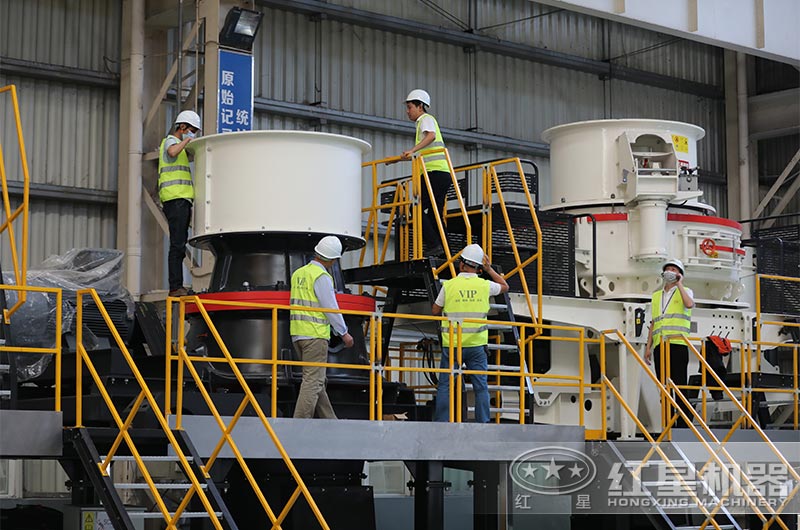 客戶來廠考察單缸圓錐破石機(jī)