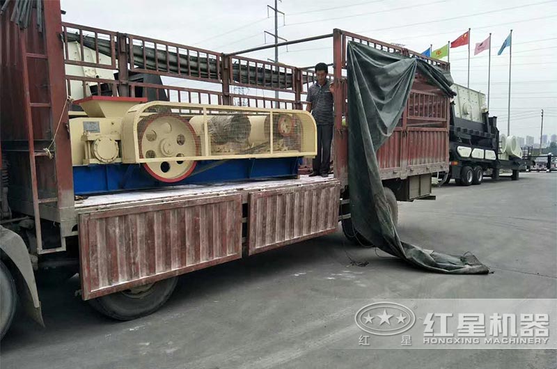 石英石對輥破碎機(jī)發(fā)貨