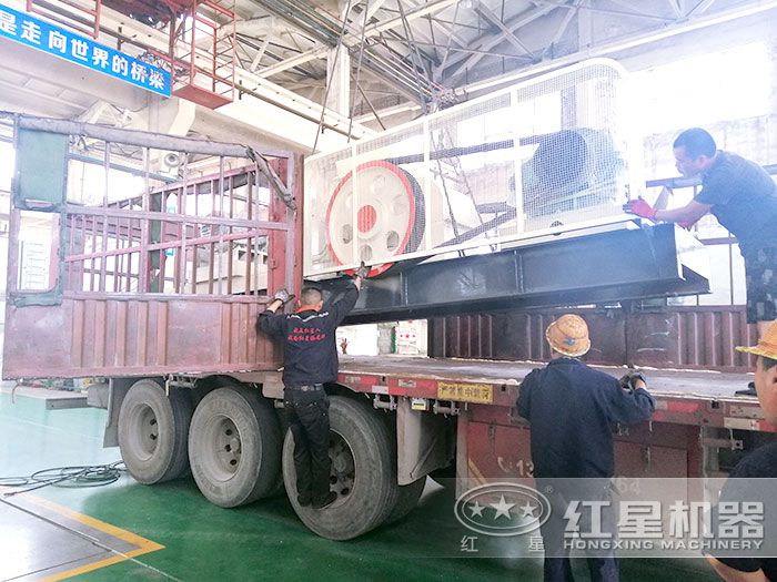 對輥式粉碎機(jī)裝車發(fā)貨