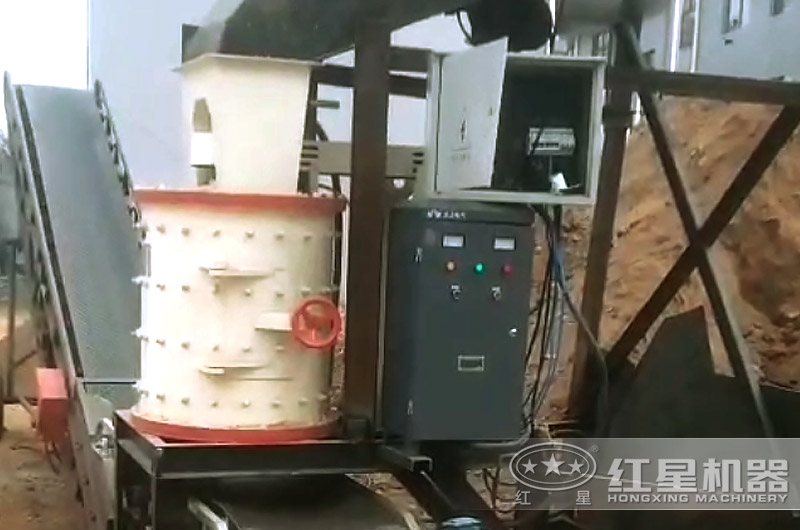 復(fù)合式破碎機(jī)現(xiàn)場