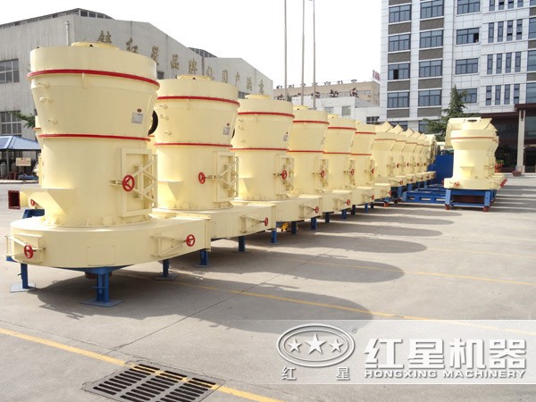廠區(qū)排列整齊的5R立式磨粉機