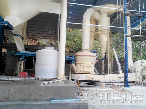 石灰石4525磨粉機作業(yè)現場