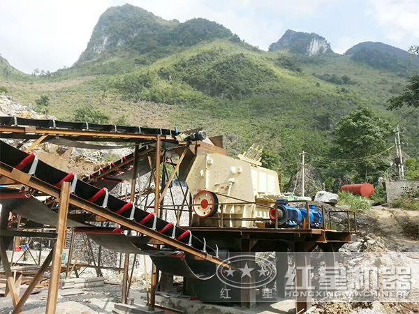青石PF反擊式碎石機(jī)現(xiàn)場作業(yè)圖