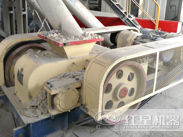 對輥破碎機客戶破碎現(xiàn)場