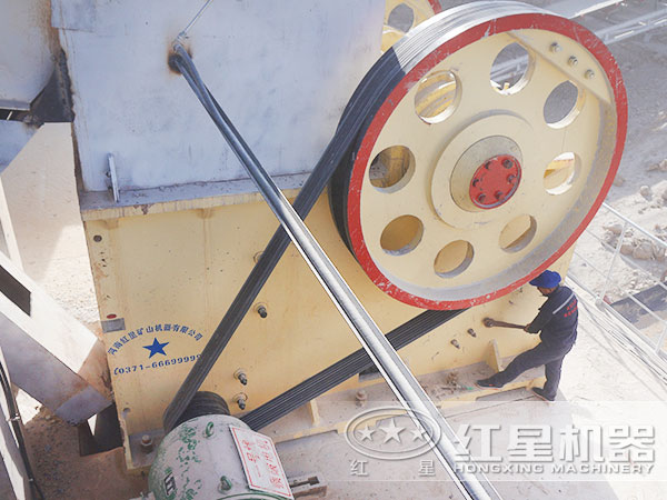 69鄂式碎石（砂）機(jī)現(xiàn)場作業(yè)圖