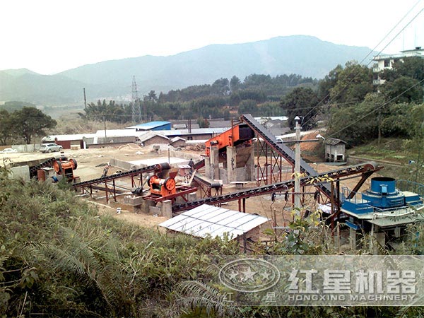 河卵石制砂機現(xiàn)場作業(yè)圖