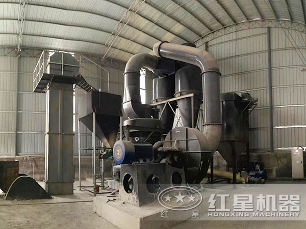 雷蒙磨粉機(jī)現(xiàn)場作業(yè)圖
