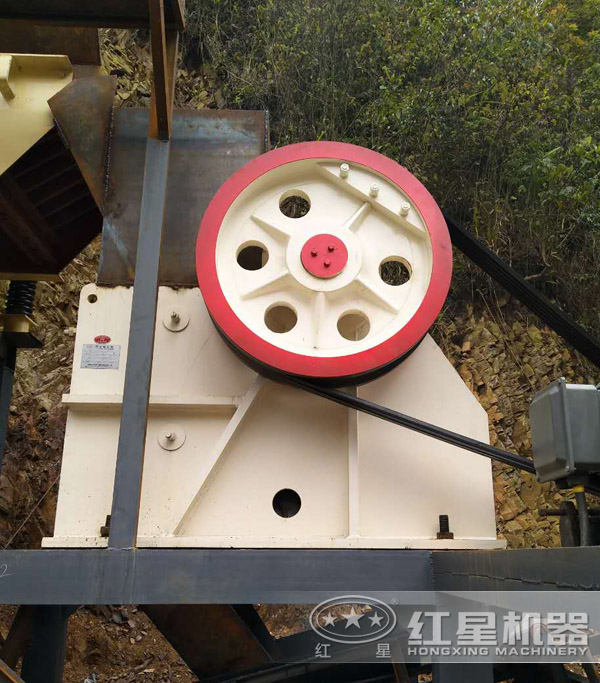 石屑600×900顎式破碎機現(xiàn)場作業(yè)圖