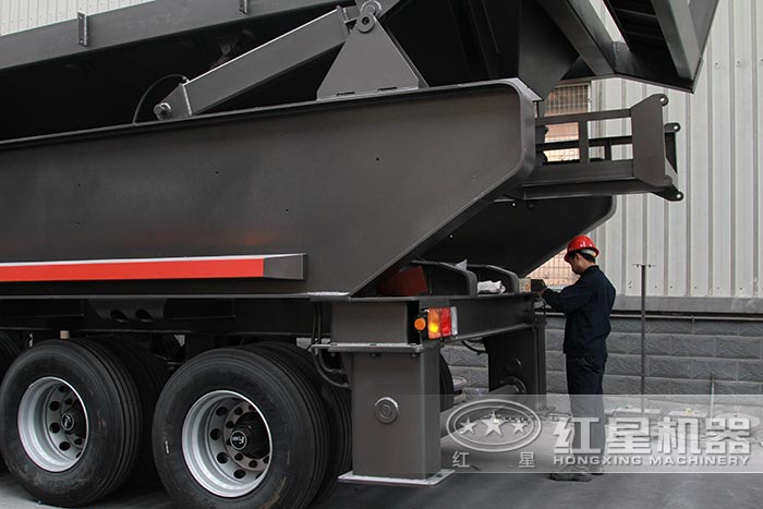 半掛車式砂石機_半掛車沙石料破碎機裝置輪胎作業(yè)中