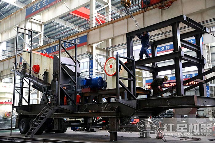 半掛車式砂石機_半掛車沙石料破碎機車間作業(yè)中