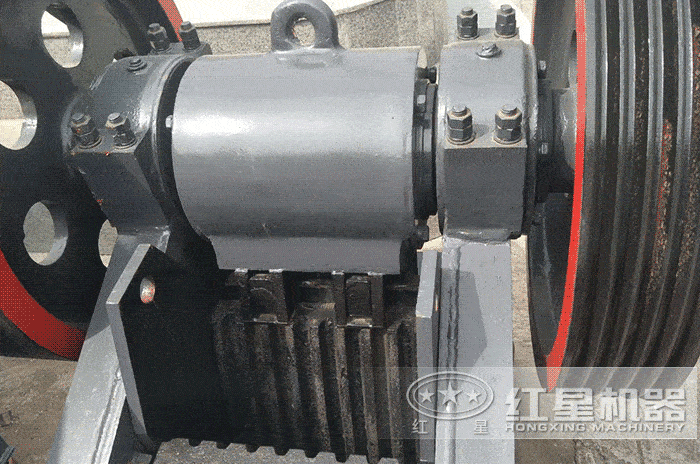 顎式破碎機進料口細(xì)節(jié)展示