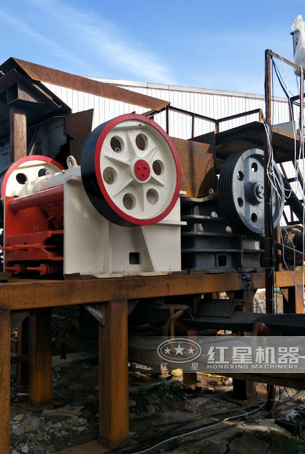 機制砂破碎設(shè)備用顎破機