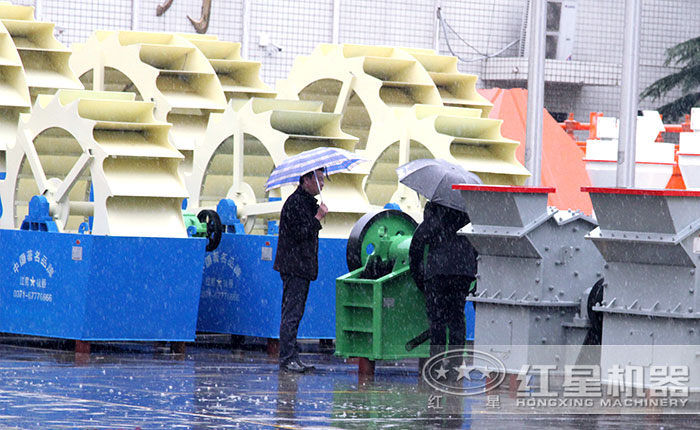 客戶冒雨參觀選購大型洗砂機(jī)