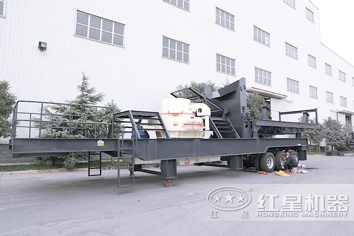 移動(dòng)破碎機(jī)搭在制沙機(jī)