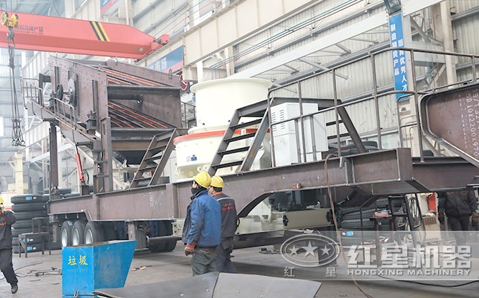 紅星移動環(huán)保型制砂機車間安裝中