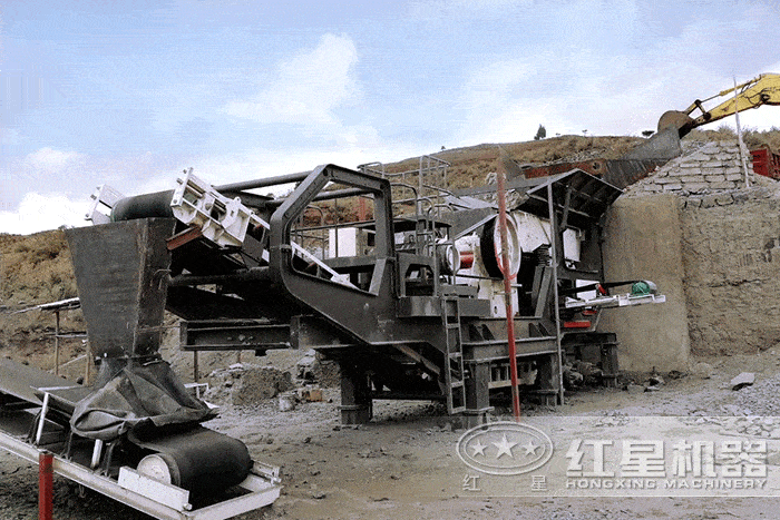 顎式破碎機(jī)搭載移動(dòng)破碎機(jī)施工作業(yè)現(xiàn)場(chǎng)