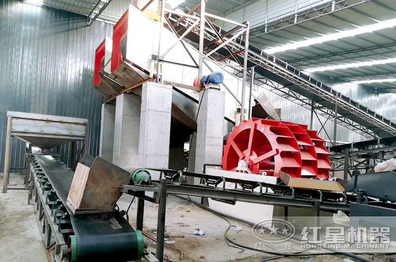 三輪斗洗砂機環(huán)保廠房作業(yè)現(xiàn)場