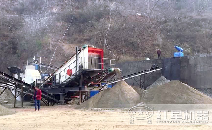超大型移動石頭破碎機現(xiàn)場