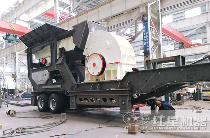 大型移動(dòng)沙石粉碎機(jī)車(chē)間
