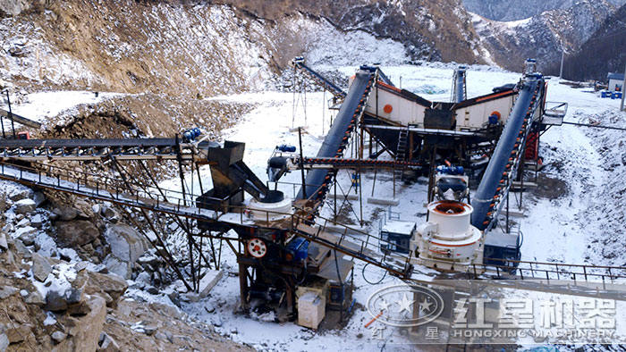 沖擊式破碎機(jī)作業(yè)現(xiàn)場