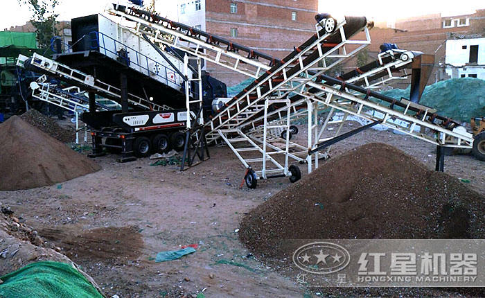輪胎設(shè)計(jì)的建筑垃圾粉碎機(jī)現(xiàn)場