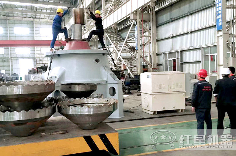 復合型圓錐破碎機工人作業(yè)車間