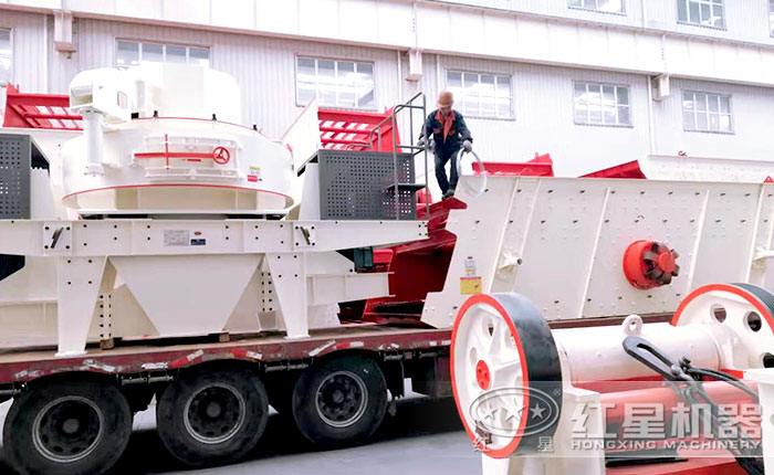 成套制砂生產(chǎn)設(shè)備正在裝車(chē)準(zhǔn)備發(fā)往客戶現(xiàn)場(chǎng)