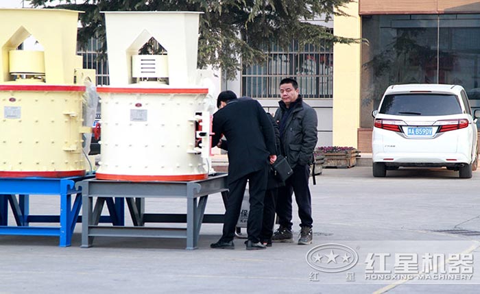 1000復(fù)合式破碎機(jī)車間現(xiàn)貨