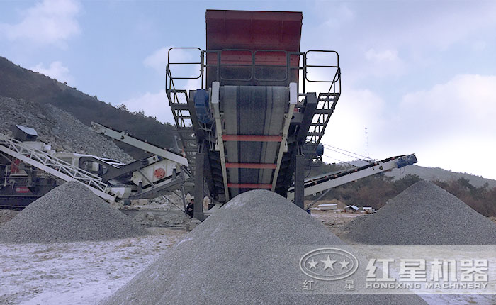 履帶移動(dòng)制沙機(jī)作業(yè)現(xiàn)場