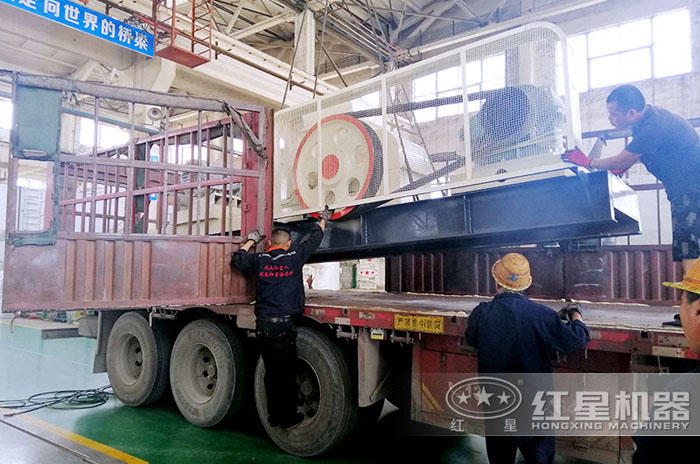 對輥制砂機(jī)現(xiàn)貨發(fā)往客戶現(xiàn)場