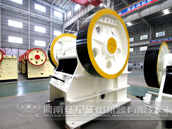 新型高能顎式破碎機(jī)操作簡單